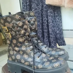 Високі жіночі черевики на шнурівці від бренду Guess фірмовим принтом-монограмою та масивною тракторною підошвою