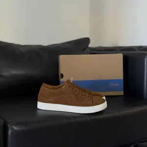 Мужские кроссовки на осень замш кожа Clarks Lockton Lace Cola Suede Trainers Нові Оригінал є розмір в наявності більше 500 пар взуття в наявності