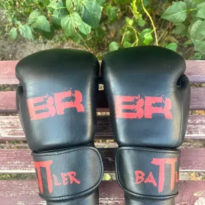 Боксерські рукавички Battler Sport Universal Black/Red 14 Oz