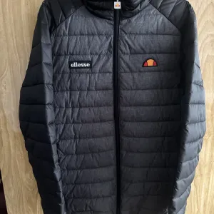 Продам мікро пуховик  Ellesse