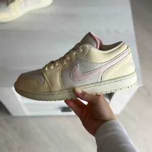 Nike Air Jordan 1 Low SE Coconut Milk. Оригінальні кросівки. Оригінал. Демісезон.