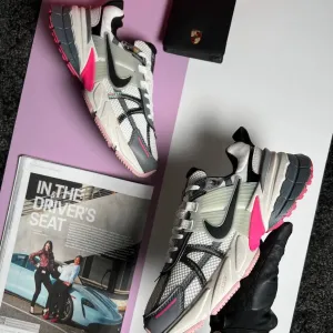 Жіночі кросівки найк Nike V2K Run White Holographic Pink [37-41]