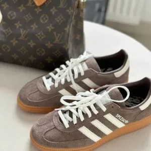 Adidas Spezial Handball Light Brown жіночі кросівки адідас спеціал адідас спешл
