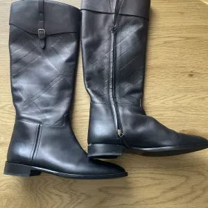 Чорні чоботи Burberry на блискавці