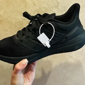 Чоловічі кросівки Adidas.