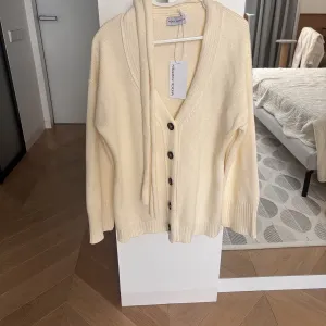 Новий кардиган вершкового кольору від wool happen