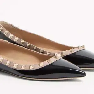 Нові Балерини Valentino Garavani Rockstud з лакованої шкіри