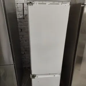 Холодильник під забудову Miele