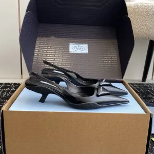 Туфлі Slingback Prada в асортименті