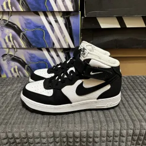 Оригінальні кросівки Nike Air Force 1 Mid 42(27см)