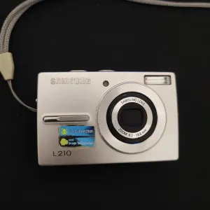 Samsung L210 Silver Aluminum Вінтажна Мильниця фотоапарат фотокамера
