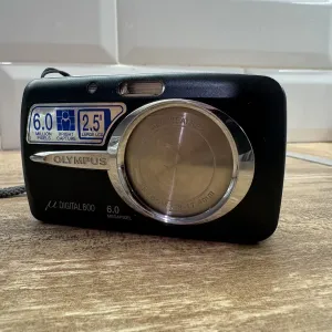 Продам цифровий фотоаппарат OLIMPUS Digital 600