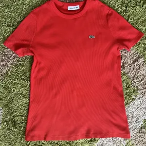 Lacoste жіноча футболка / лонгслів в рубчик м/л