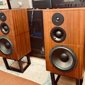 Revival Audio Atalante 5 — флагман молодой французской марки, инженерная родословная мировых брендов | состояние нового, подставки, коробки