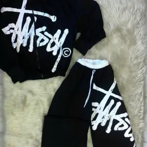 Весна/Літо жіночий обʼємний спорт костюм Stussy (зіп-худі боді штани)