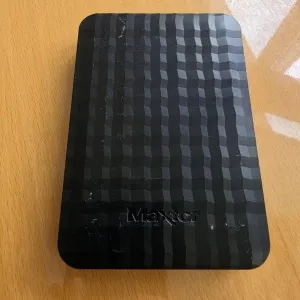 Зовнішні диски  2000gb 2tb  sata3 2.5" Стан гарний мала нароботка Є кількість невелика