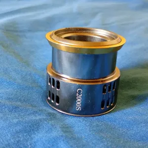 Легка тюнінгована шпуля Heighten C2000S та оригінальна Daiwa 07 Luvias 2004Heighten C2000S (для Shimano)
