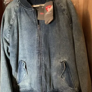 Levis нова куртка