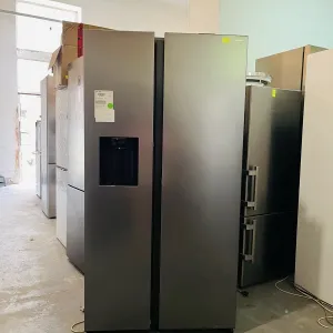 Стоковий холодильник Samsung Side-by-Side