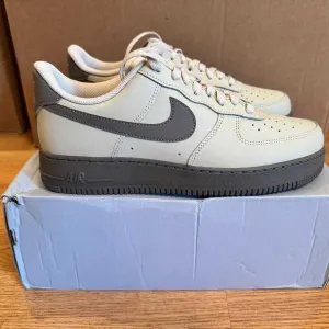Нові оригінальні кросівки від бренду Nike Air Force 1 '07 Low Ess Розмір - 44 (28cm)