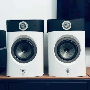 Focal Sopra No.1 Carrara White — полочник уровня, близкого к флагману Utopia | Франция, родные стойки и оригинальная упаковка