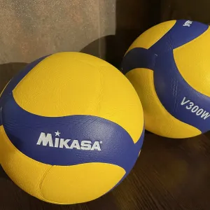 М’яч волейбольний Mikasa V300W original / Для школи, секцій та тренувань