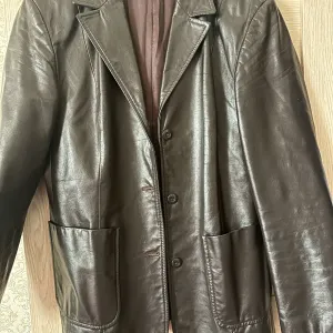 Кожанный пиджакBenetton.Цена 1650грнТОРГ.