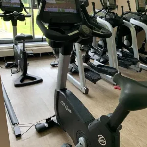 Професійний вертикальний  велотренажер Life Fitness Discover SE