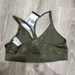 Жіночій Топ бренду Nike, у розмірі М , кольору хакі