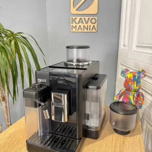 Современная кофемашина DeLonghi Rivelia с двумя бункерами для зерен