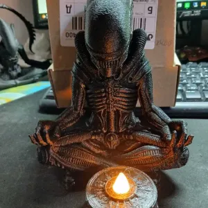 Фігурка чужий (Alien) у позі медитації, 15 см, колекційна модель/статуетка Alien/чужой/чужий