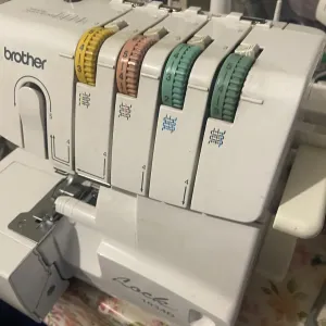 Оверлок на 4 нити  брендовый настроенный рабочий настроенный