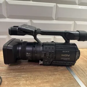 Продам легендарну напівпро-фесійну цифрову відеокамеру Sony HDR-FX1e в суперовому стані