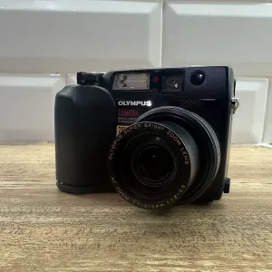 Продам фотоаппарат OLYMPUS C-4040ZOOM