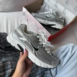 Женские кроссовки Nike Initiator Grey Silver / Найк Инитиатор серые 36 37 38 39 40