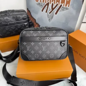 Чоловіча сумка мессенджер Louis Vuitton Alpha луи вітон сіра шкіряна