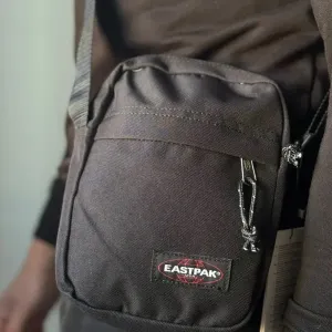 Сумка через плече Eastpak The One 008:Чорна, Сіра, Синя, Хакі.