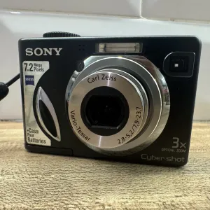 Продам цифровий фотоаппарат SONY DSC-W17 в гарному стані