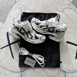 Balenciaga runner gradient black