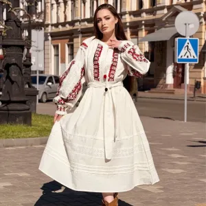 Жіноча молочна вишита сукня з мереживними вставками та поясом