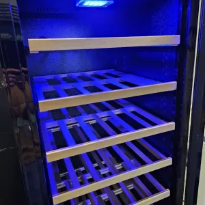 Винна шафа в районі 120 пляшок