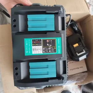 Makita DC18RD и два аккумулятора BL1855B.
