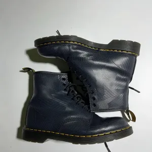 Оригінал Dr. Martens 1460 Geostripe чоловічі осінні чоботи черевики структурованої шкіри темносинього кольору 46 розмір