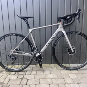 Canyon Endurace CF SL Carbon / Shimano Ultegra  2×11 / Dura-Ace R9100-P Power Meter / DT Swiss / Size S.
