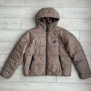 Nike NSW Therma-Fit Jacket Size М Розмір Найк Жіноча Спортивна Куртка Теплий Технологічний Верхній Одяг Для Холодної Та Вологої Погоди Оригінал