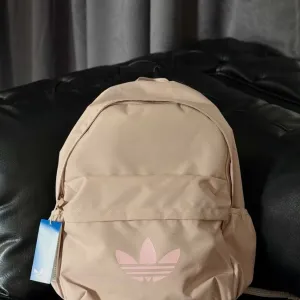 жіночий дитячий бежевий рюкзак Adidas Adicolor Classic із рожевим логотипом Trefoil Оригінал Є інші моделі більше 50 одиниць див інші оголошення
