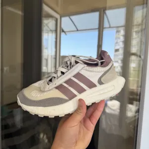 Оригінал! Кросівки adidas Retropy E5, розмір 36 2/3