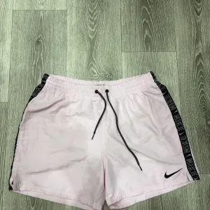 Шорти Nike , в рожевому кольорі , у розмірі L