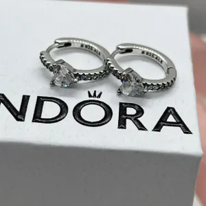 Сережки Pandora Сяюче серце / Посріблені сережки Пандора / Сережки Pandora «Сяюче серце» (посріблення) — Ніжний подарунок дівчині