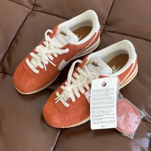 Оригинал Nike Cortez SE Suede Dark Russet Flex Muslin (HF3142 200) кроссовки найк кортез оранжевие